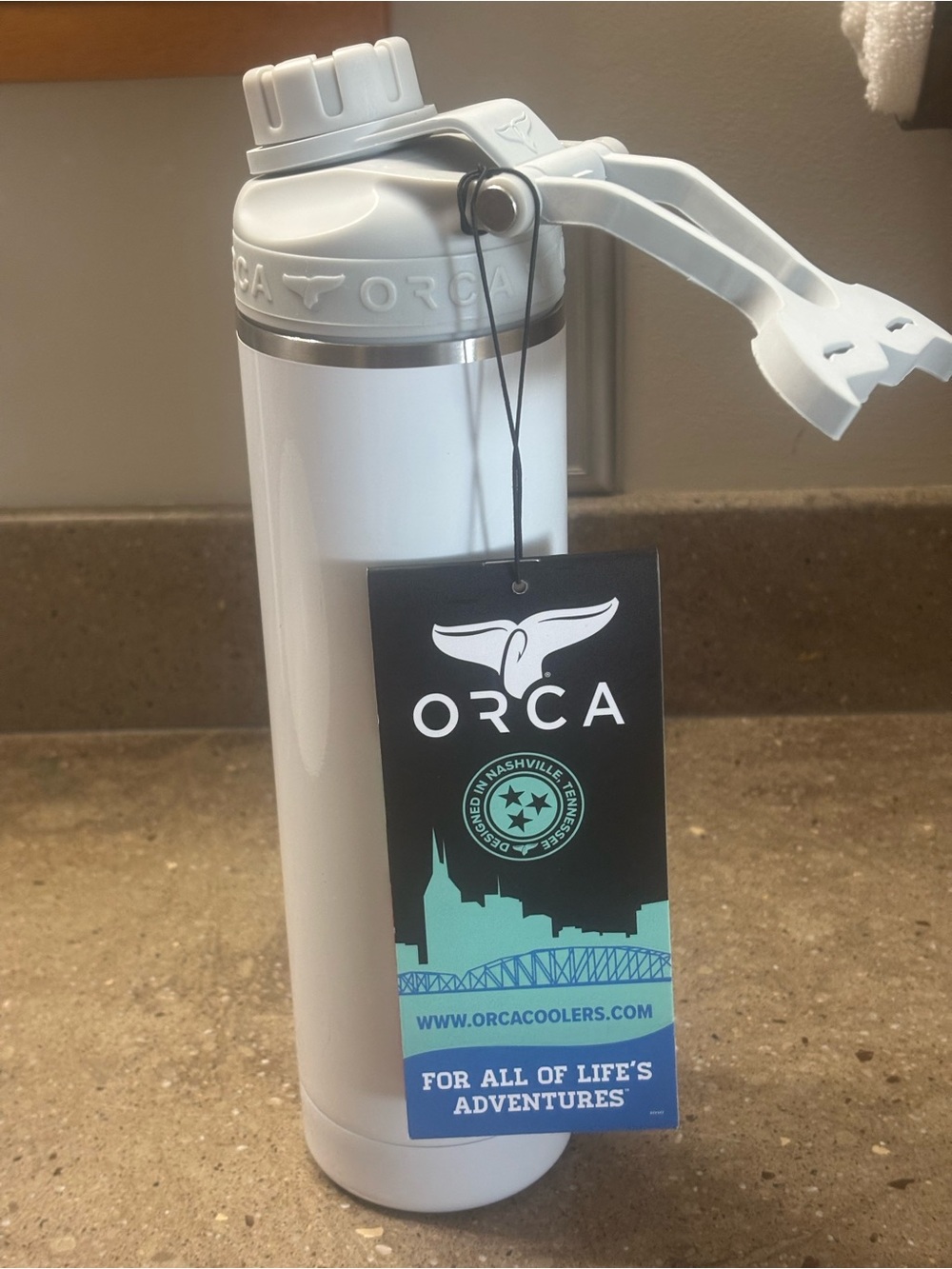*NWT* ORCA Pearl Hydra 22oz, stainless steel with silicone whale tail handle.